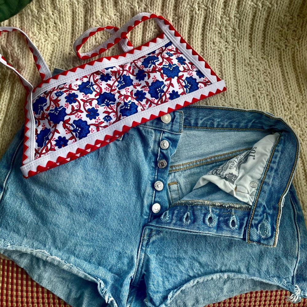 Light Wash Levi’s cutoff shorts
